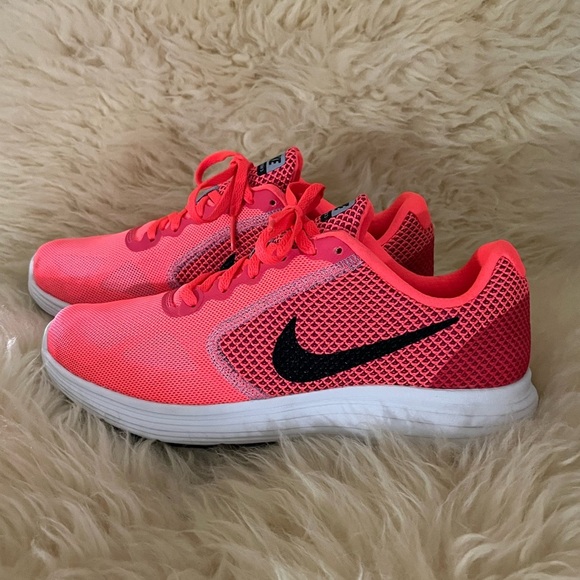 Nike Peach Revolution 3 Running Shoes - Picture 3 of 8